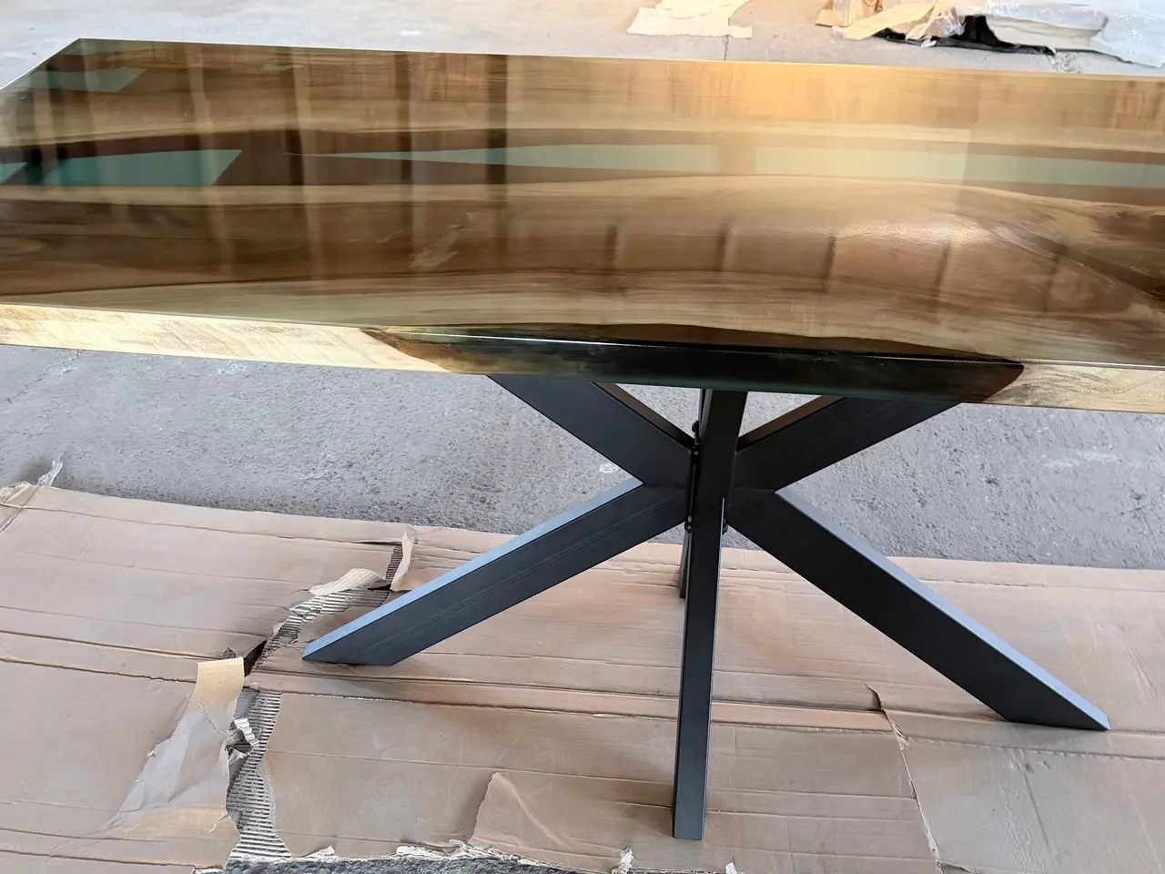 Billede 4 - Epoxy spisebord i valnød med river