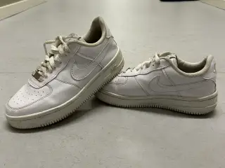 Et par super lækre Nike Air Force 1 i størrelse 38