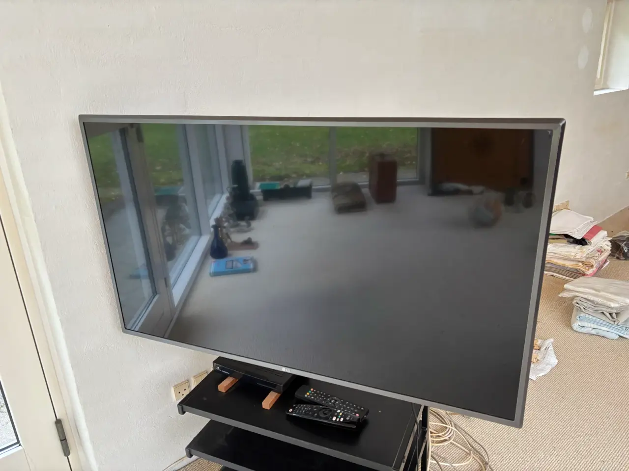 Billede 1 - 43" LG 4K Smart TV inkl. Vogel's vægbeslag