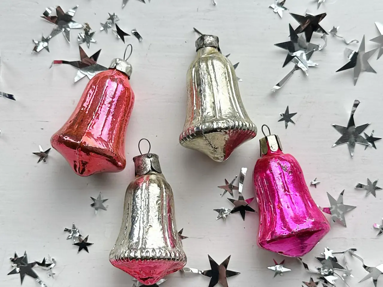 Billede 1 - Vintage julekugler, pink/sølv klokker, 4 stk samlet
