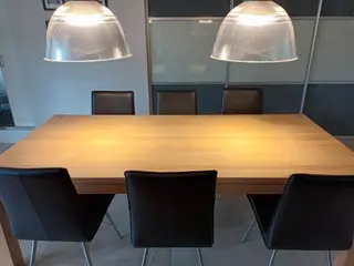 Langbord af massive egestave uden knaster.