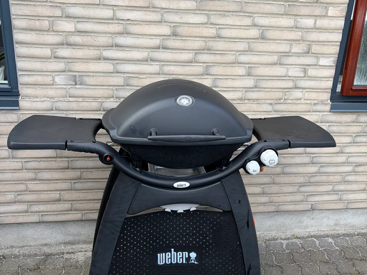 Billede 1 - Weber q3000 gasgrill på stativ med sideborde
