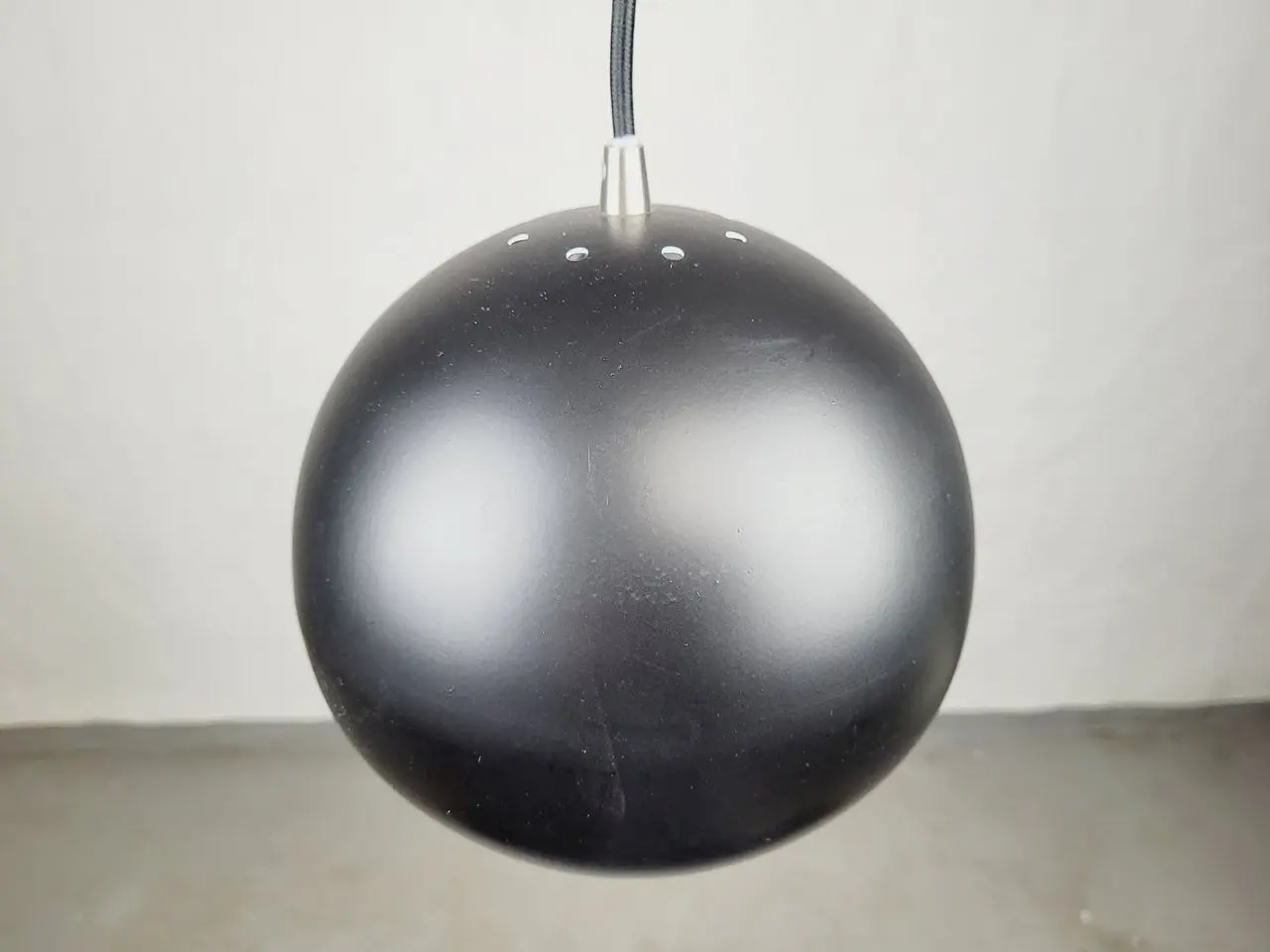 Billede 2 - Fin sort Ball loft lampe med stofledning