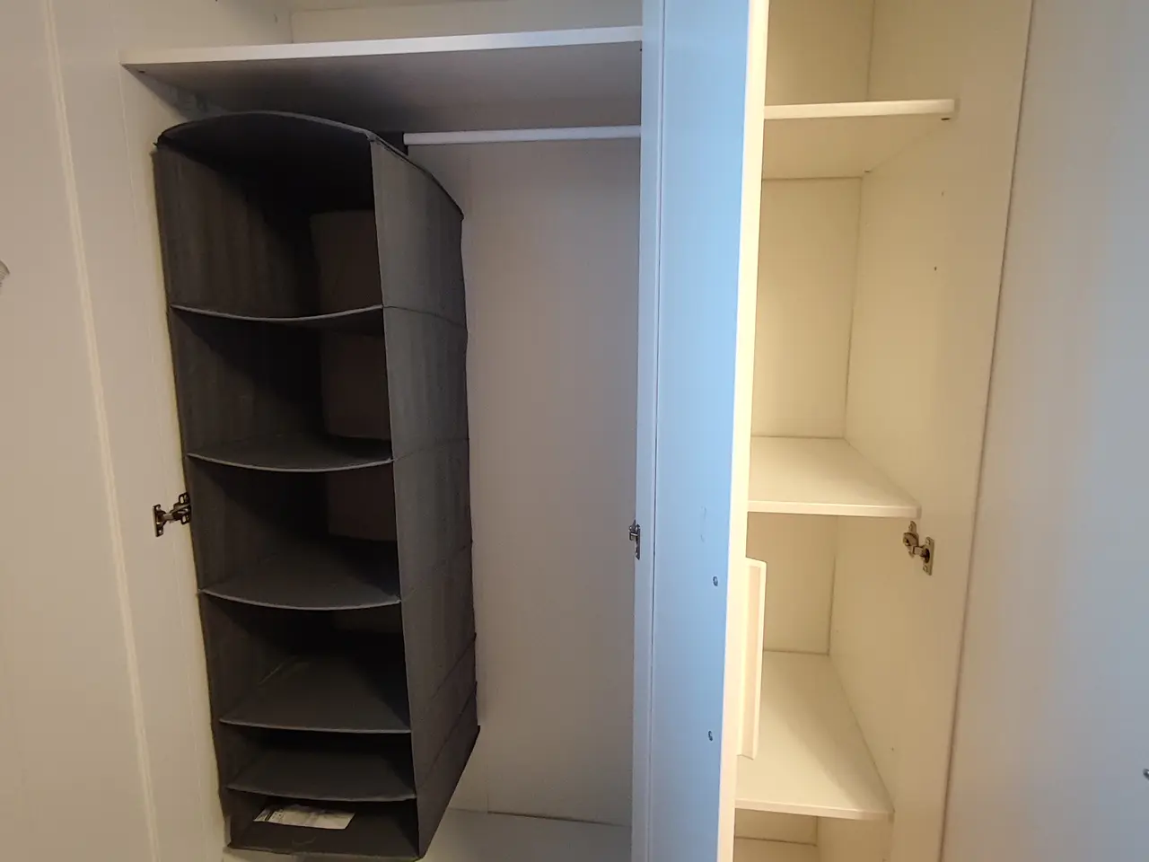 Billede 2 - IKEA BRIMNES klædeskab – 3 låger med spejl