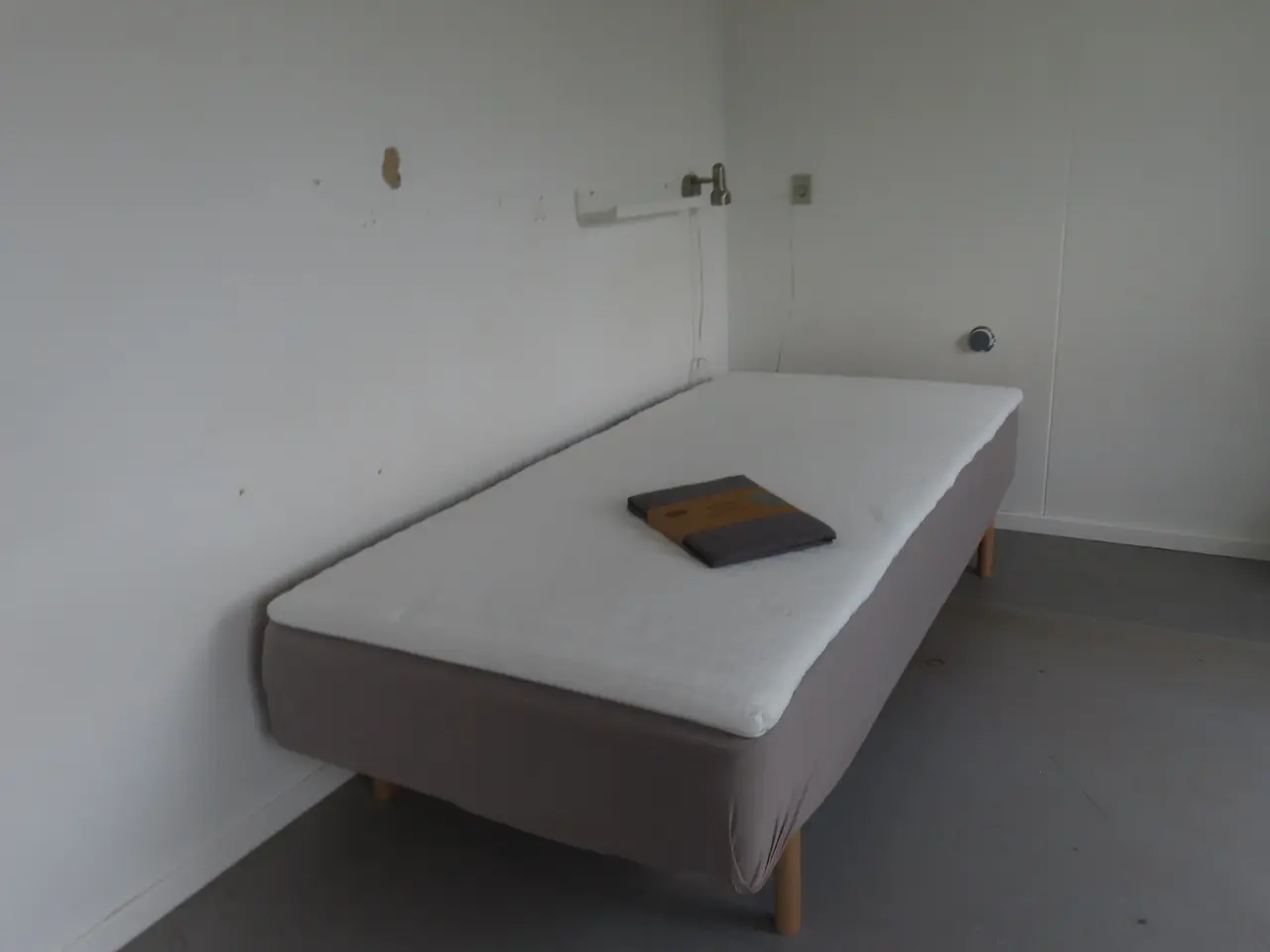 Billede 1 - Indhold på værelse af bord, seng, skab mv.