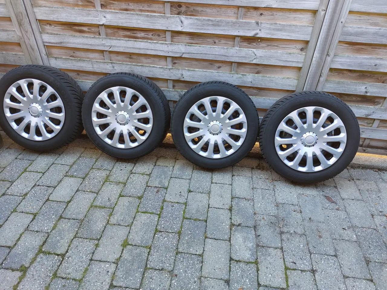 Billede 1 - Vinterdæk med hjulkapsler og stålfælge