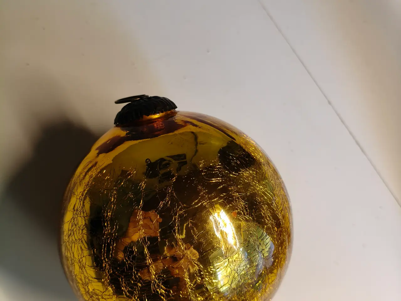 Billede 1 - Stor krakeleret glas guld julekugle.
