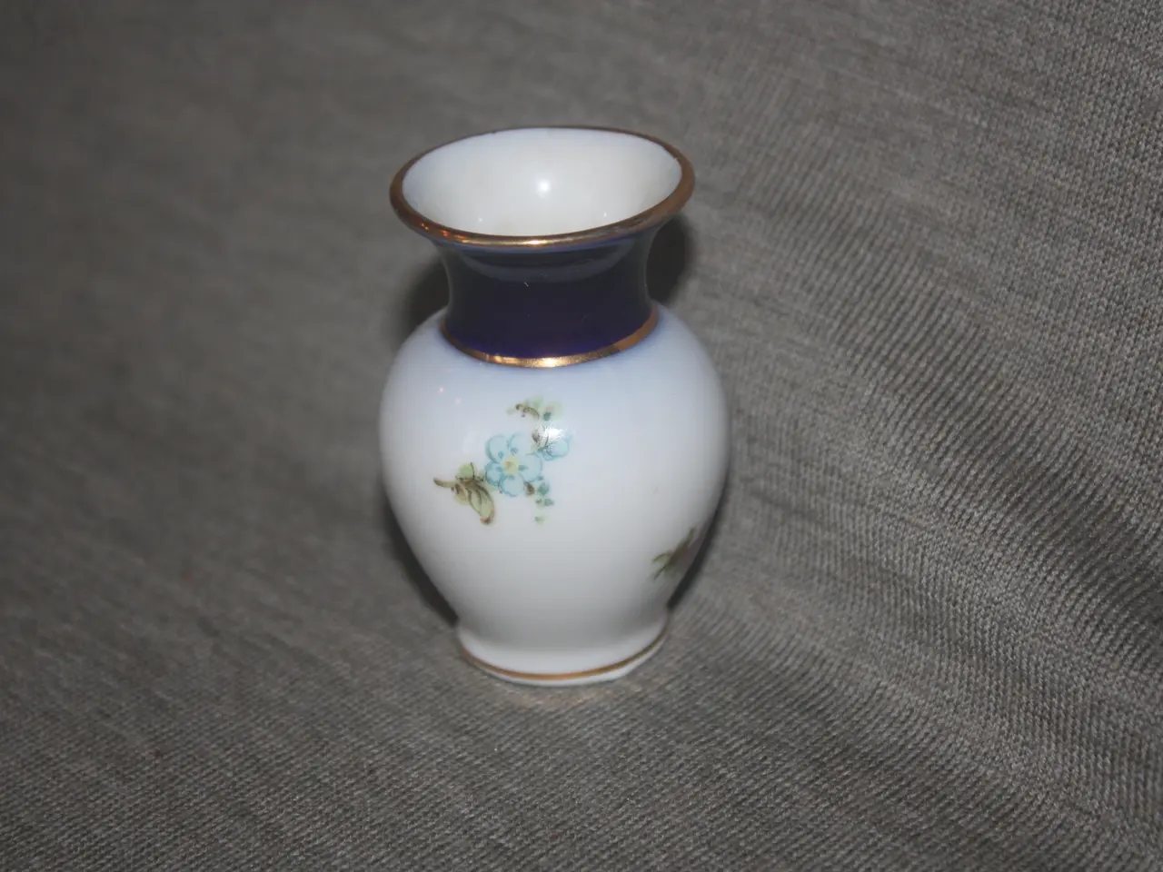Billede 6 - Pilleæske i porcelæn samt lille vase