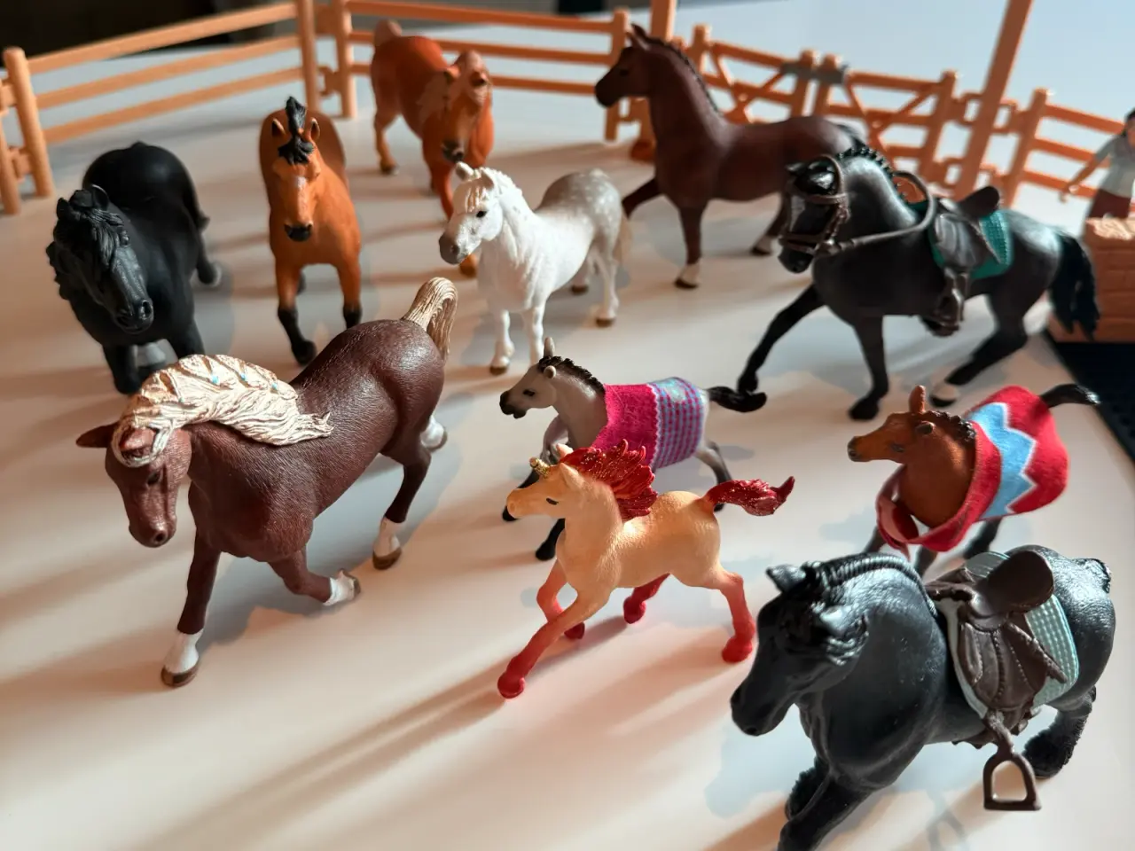 Billede 2 - Schleich heste med ridebane