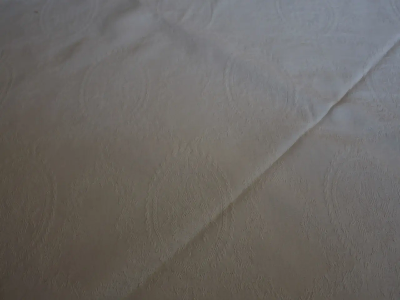 Billede 3 - Hvid, oval dug, 148 x 160 cm