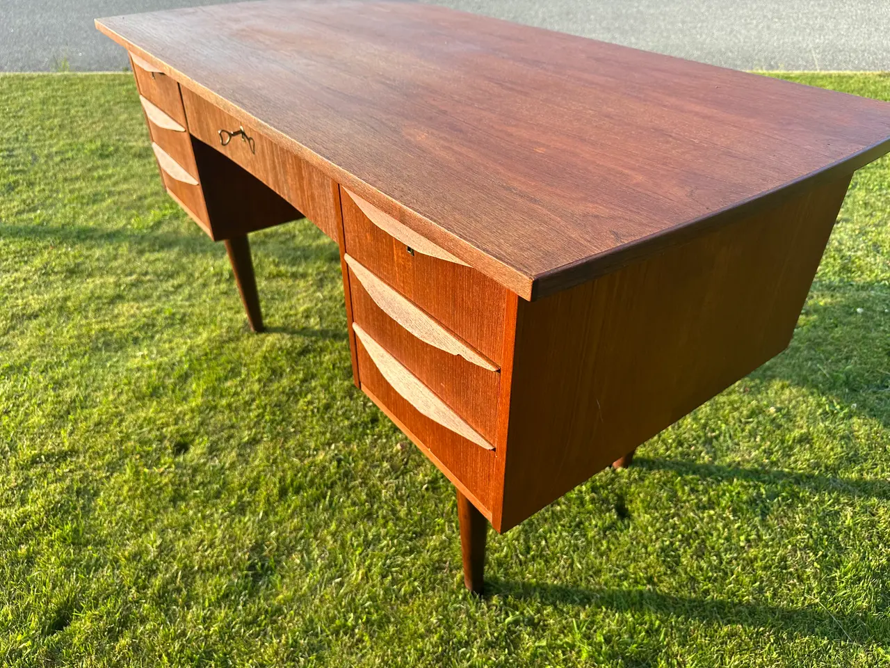 Billede 3 - Skrivebord, teaktræ m. skuffer