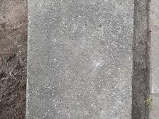 Betonfliser gives væk
