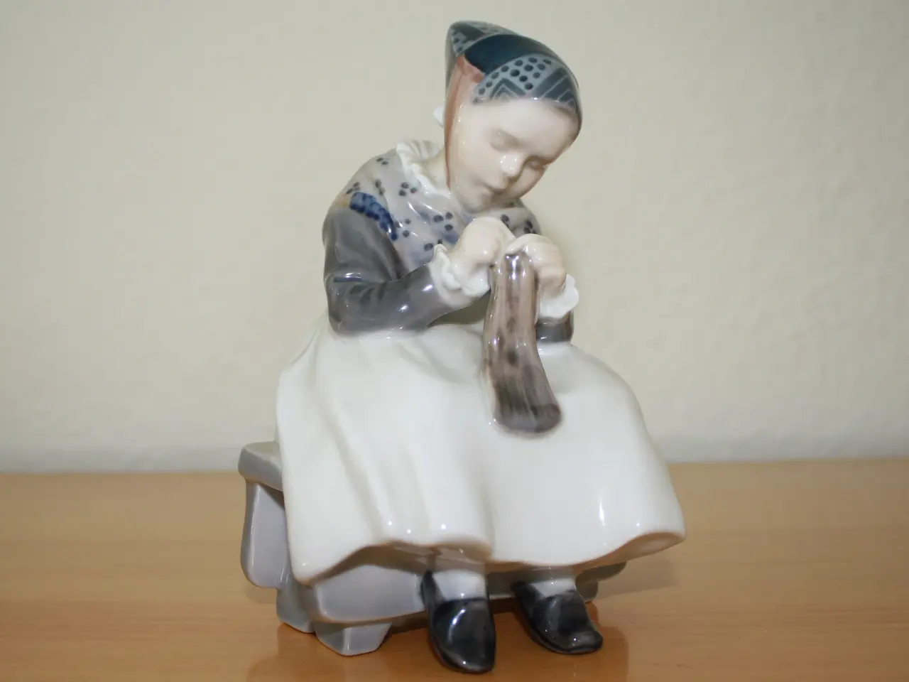 Billede 10 - Amagerpige, figur fra Royal Copenhagen