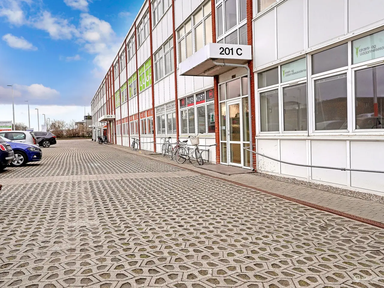 Billede 8 - Centralt beliggende ejendom med synlig facade mod Herlev Hovedgade