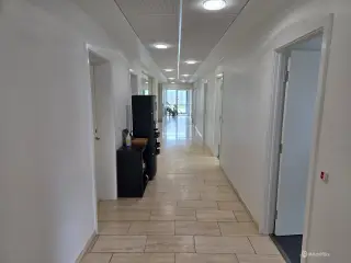 Flotte kontorer med lidt lager - god placering ved motorvejen