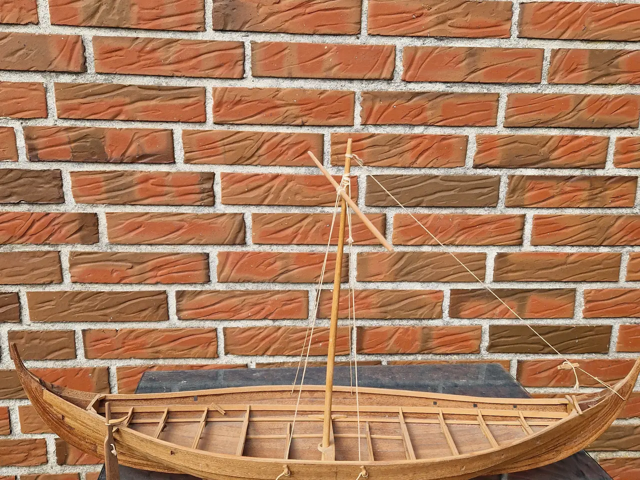 Billede 1 - Vikingeskib fra Skuldelev i Roskilde fjord.L 68 cm