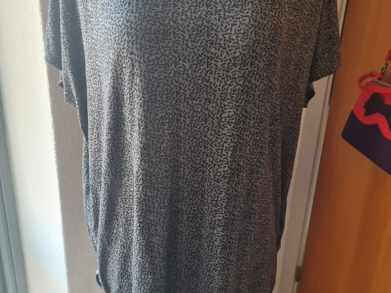 Billede 1 - H&M sport T-shirt str L 40