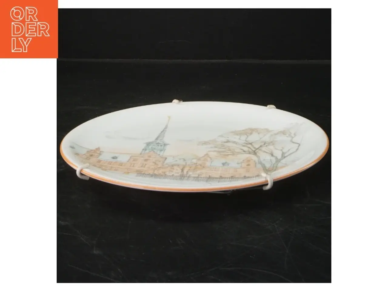 Billede 1 - Dekorativ porcelænsfad med bygningmotiv (str. Ø 21,5 cm)