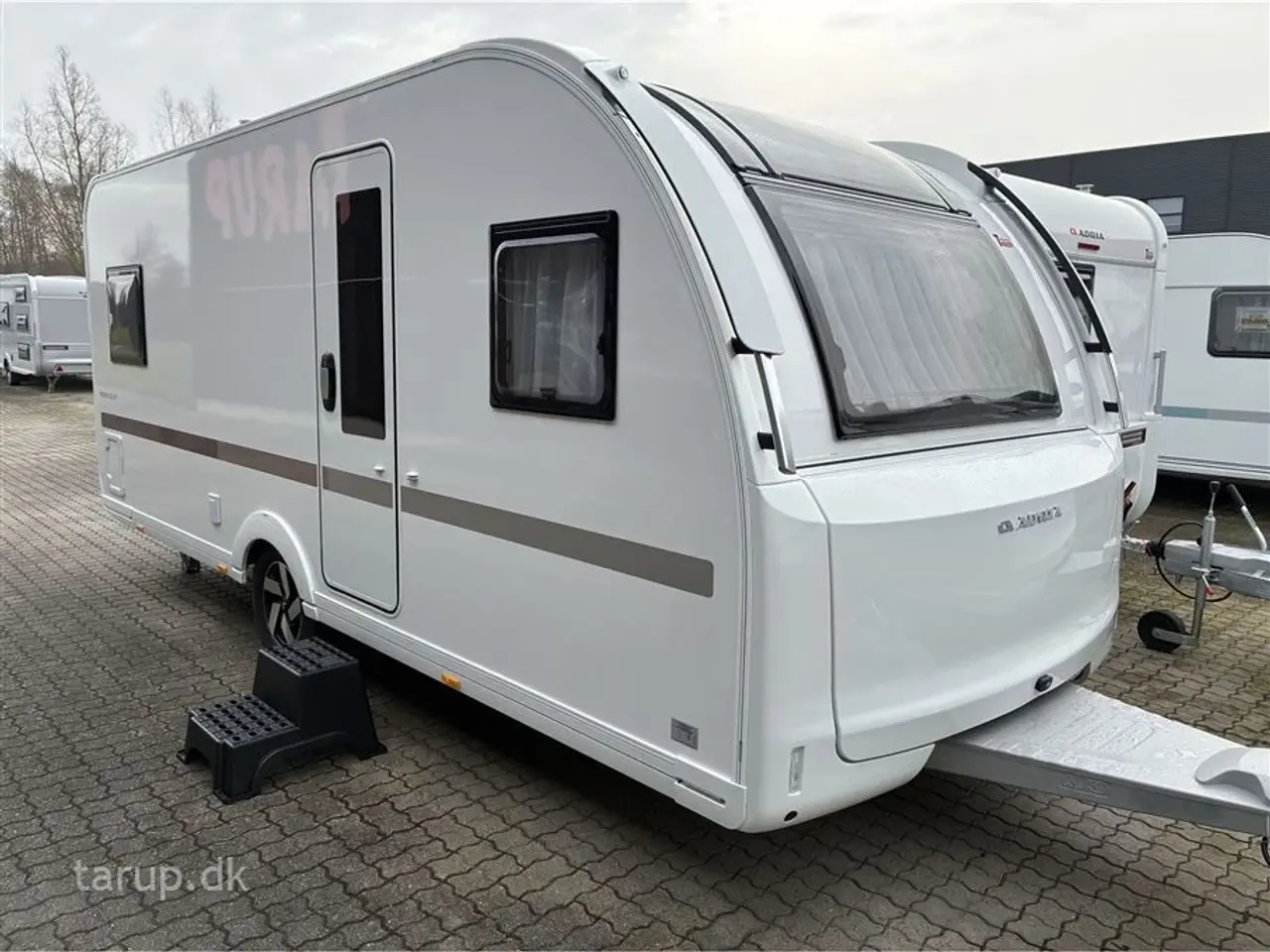 Billede 1 - 2026 - Adria Adora 522 UP Dobbeltsengsvogn, rundsiddegruppe, el-gulv-varme, stort 142L KOMPRESSOR køleskab, TV-holder, stabilisator, Adria Smartbox, glasfibertag