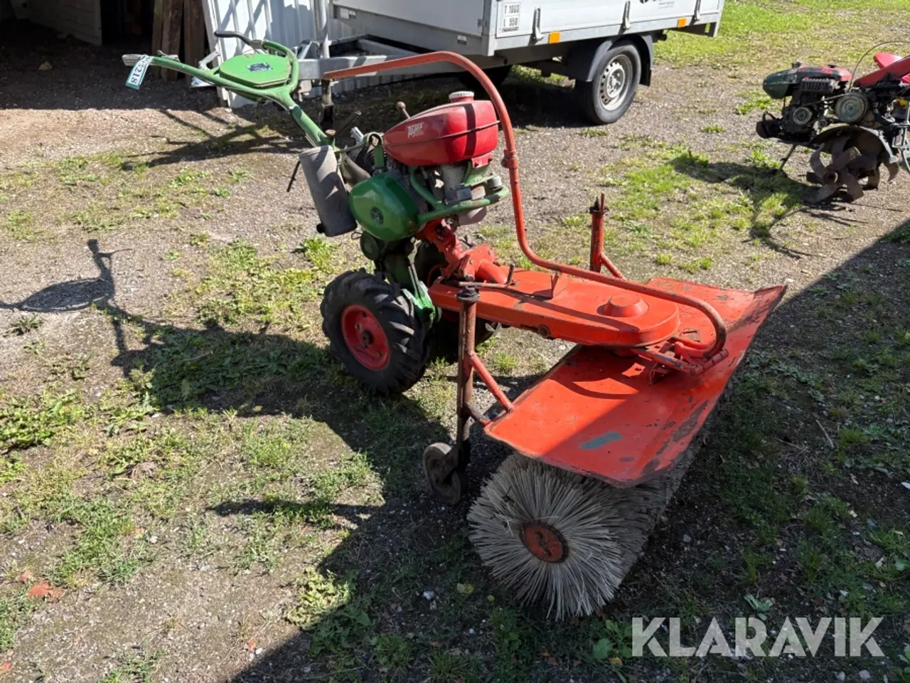 Billede 4 - Redskabsbærer Agria 4000 med kost