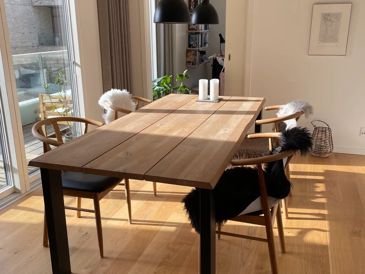 Billede 1 - Plankebord med 6 tilhørende træstole sælges