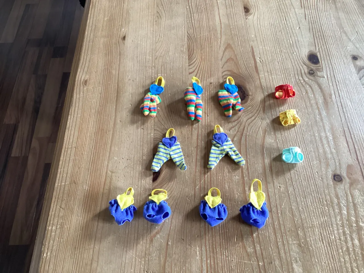 Billede 3 - LEGO SCALA TØJ / DUKKER / DIV DELE TIL HEST.