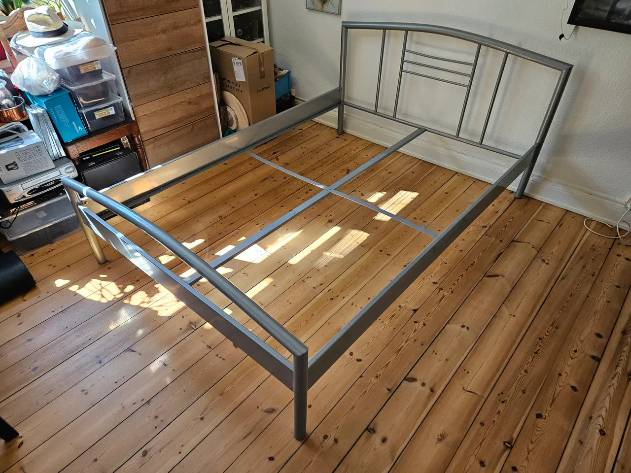 Billede 1 - seng med metalstel