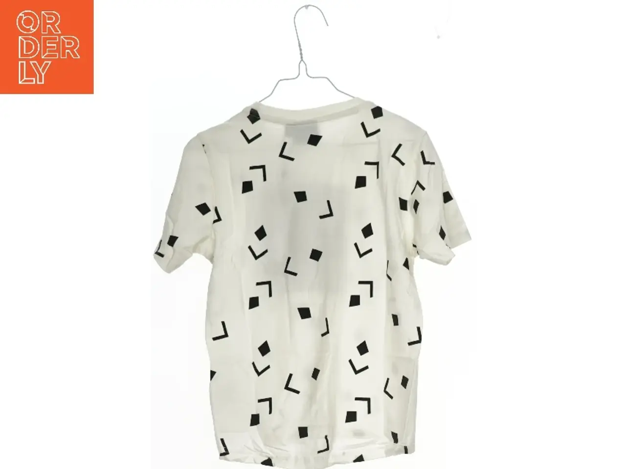 Billede 2 - NY Hvid og sort T-shirt fra Hummel (str. 122)