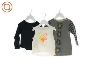 2 bluser og en t-shirt (Str. 98/104)