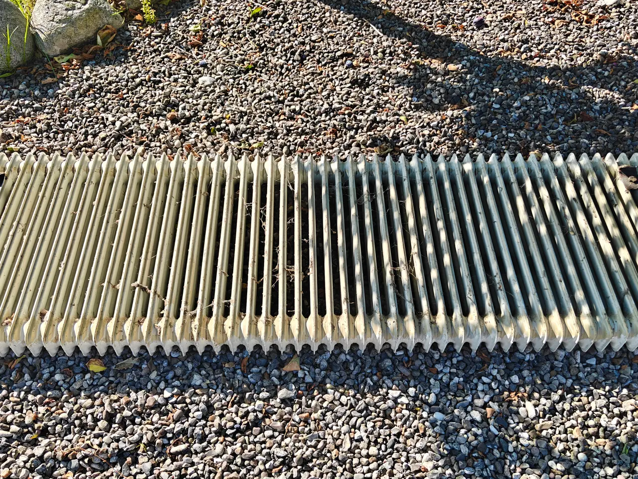Billede 1 - gammel jernradiator gives væk