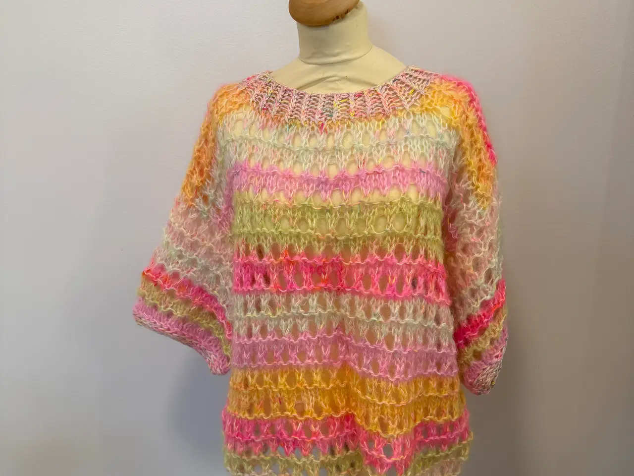 Billede 1 - Håndstrikket bluse fra KnitsByBendix