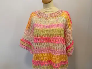 Håndstrikket bluse fra KnitsByBendix