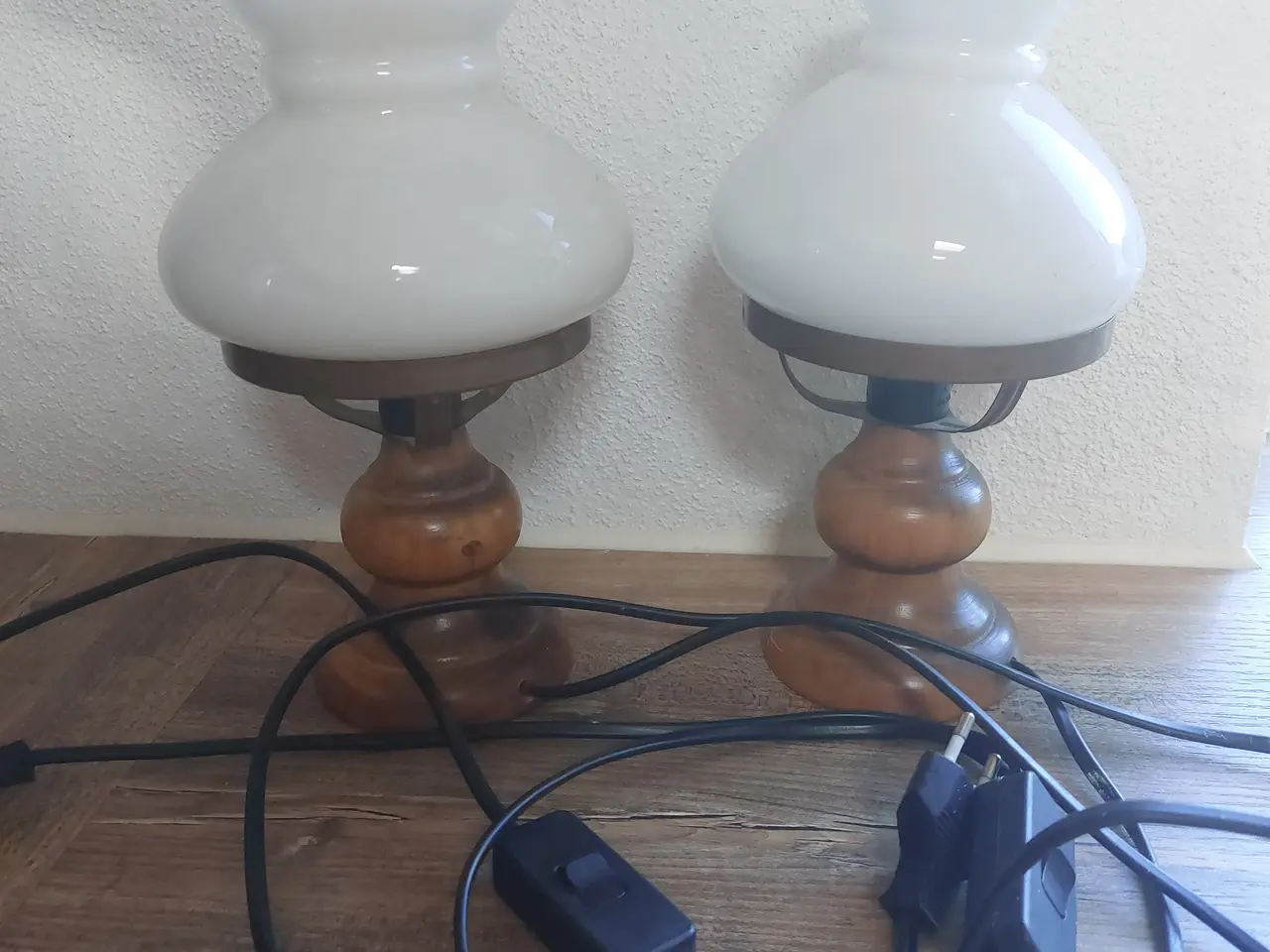 Billede 1 - 2 fin bordlamper på træfod med glasskærm