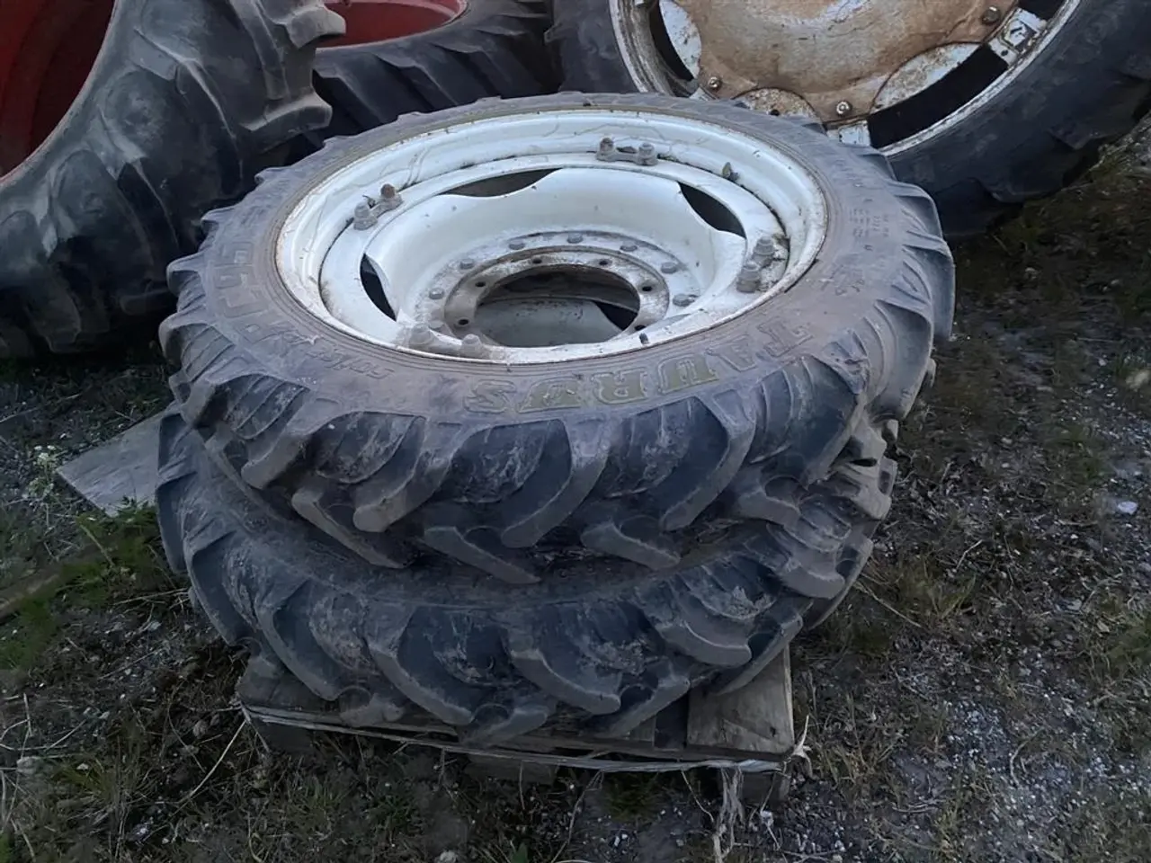 Billede 3 - BKT 270/95R48 og 230/95R32. Prisen er for alle 4 stk.