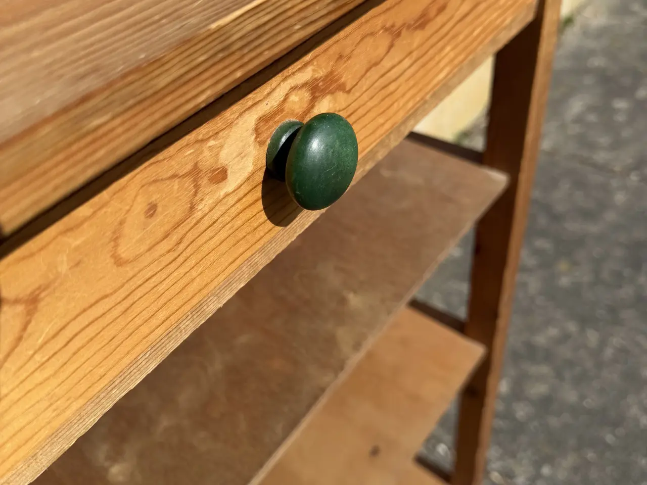 Billede 2 - Bord i træ med skuffe og hylder 