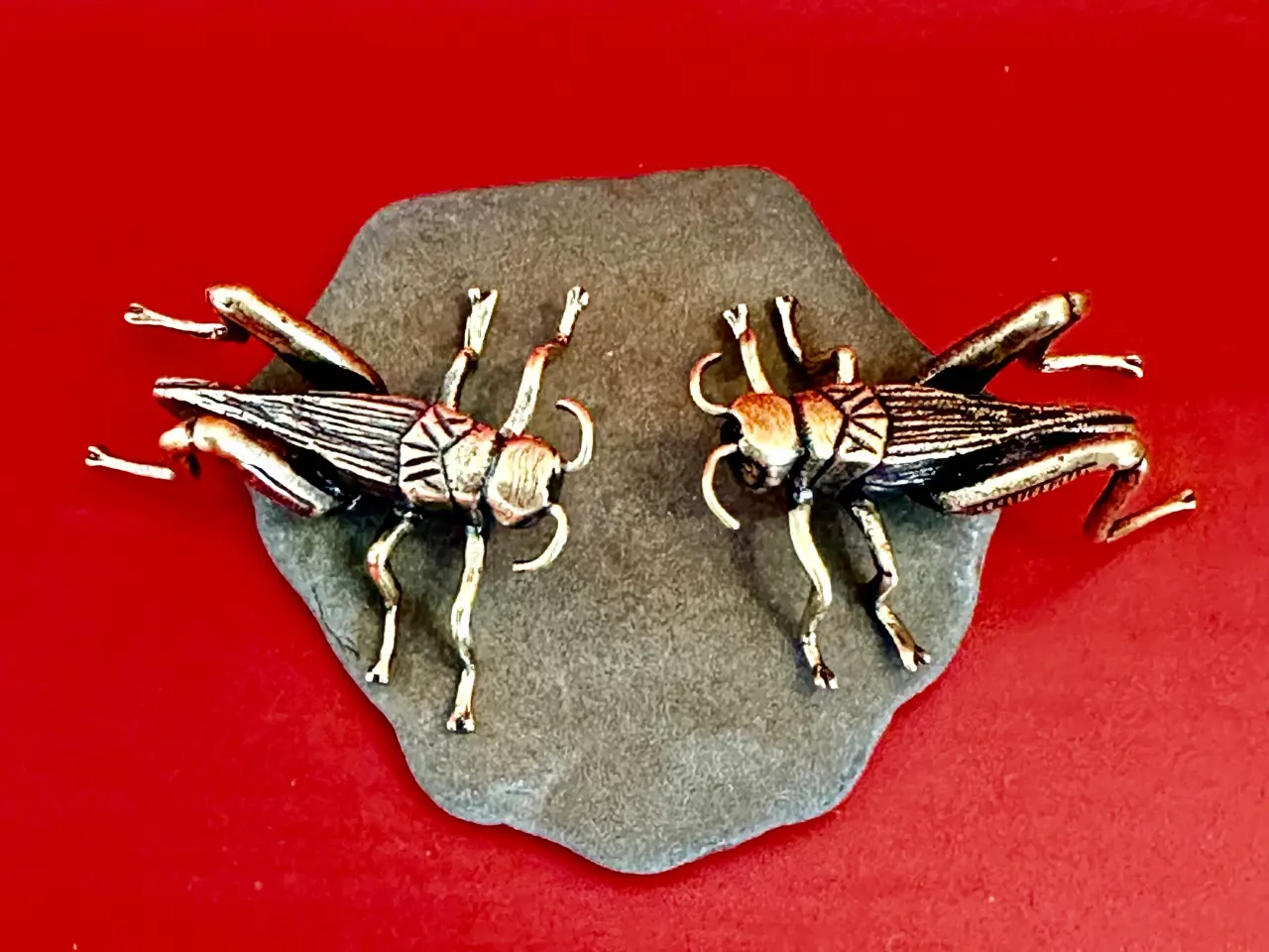 Billede 2 - To vintage miniaturer græshopperfigurer sælges
