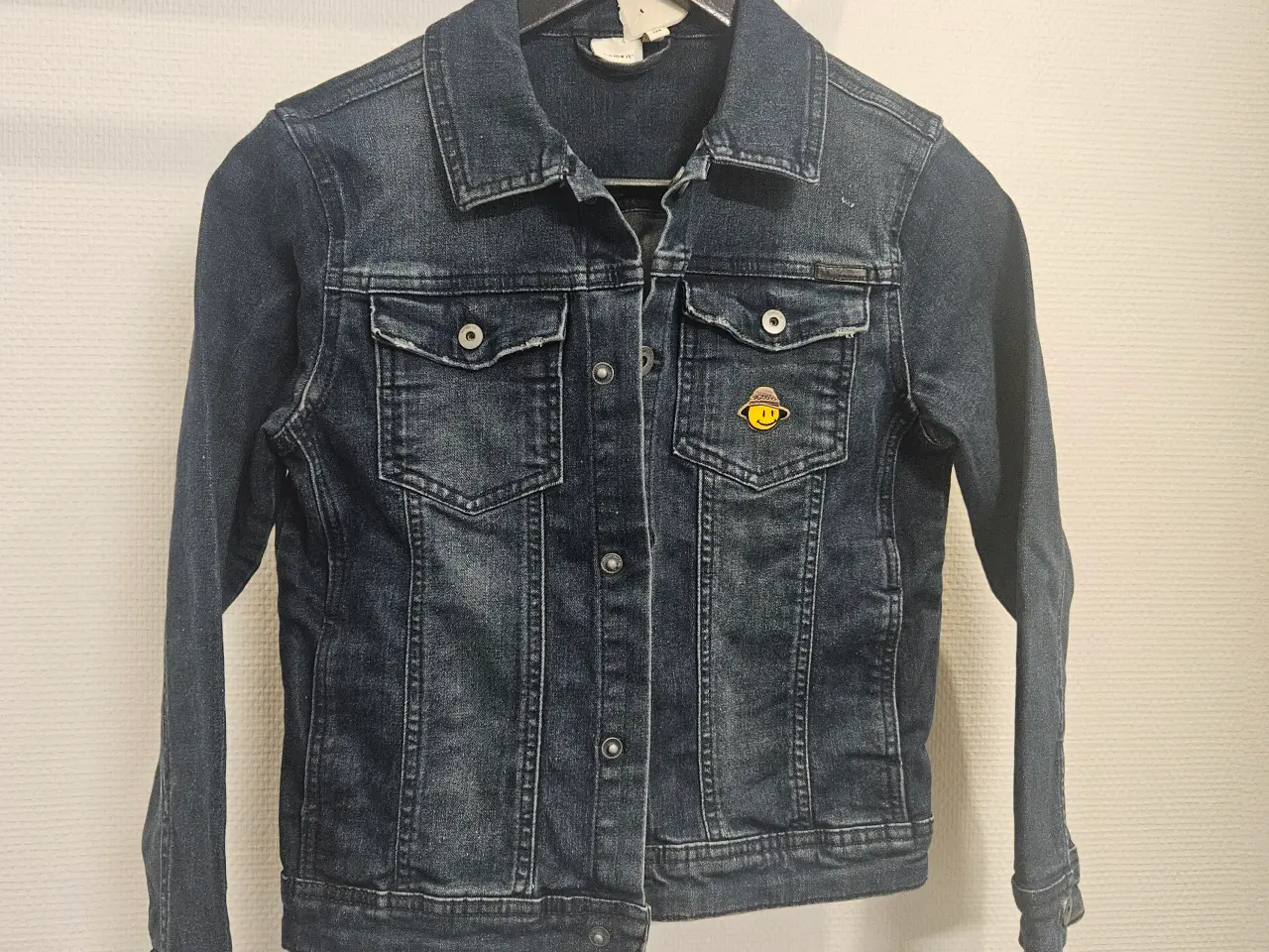 Billede 1 - Cool denimjakke i slidt look 134 cl.