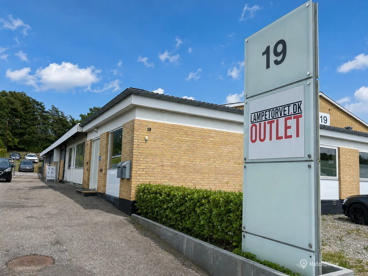 Billede 3 - Højloftet værksted/showroom med indskudt dæk