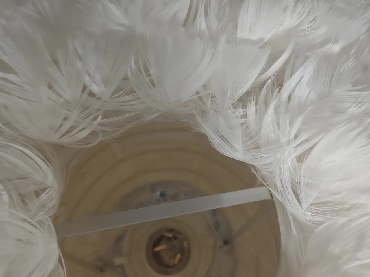 Billede 3 - Stor fjerlampe i kunstfjer – hvid og elegant
