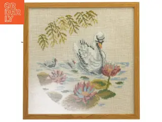 Broderet billede med svane (str. 27x27 cm)