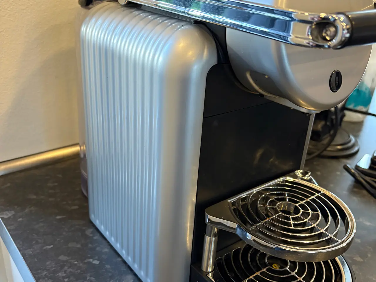 Billede 2 - Nespresso 9737 kapsel kaffemaskine