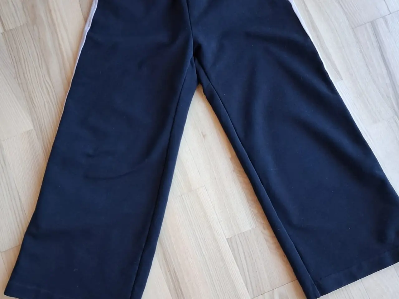 Billede 2 - Sorte joggingbukser til pige, str. 8-9 år, m. lomm