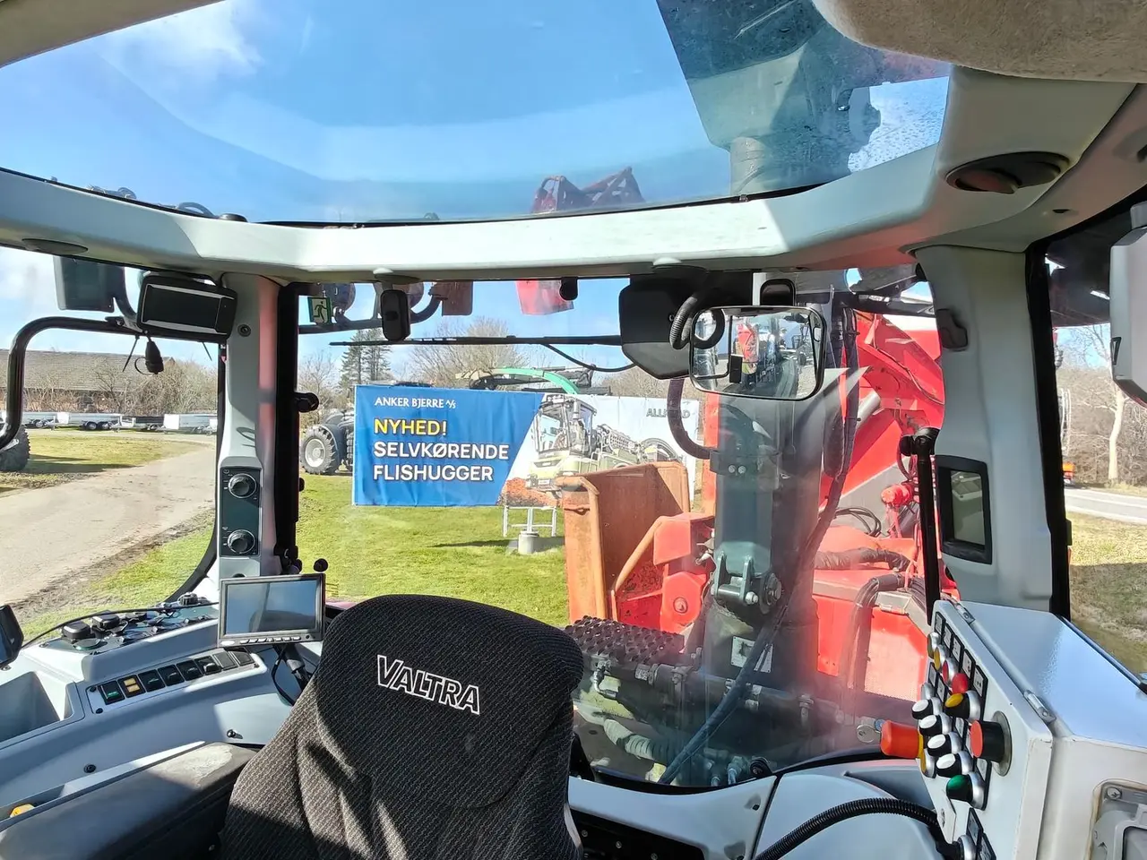 Billede 20 - Valtra T234s Med Jenz 360 Flishugger og Alsidig 23m3 Flisvogn