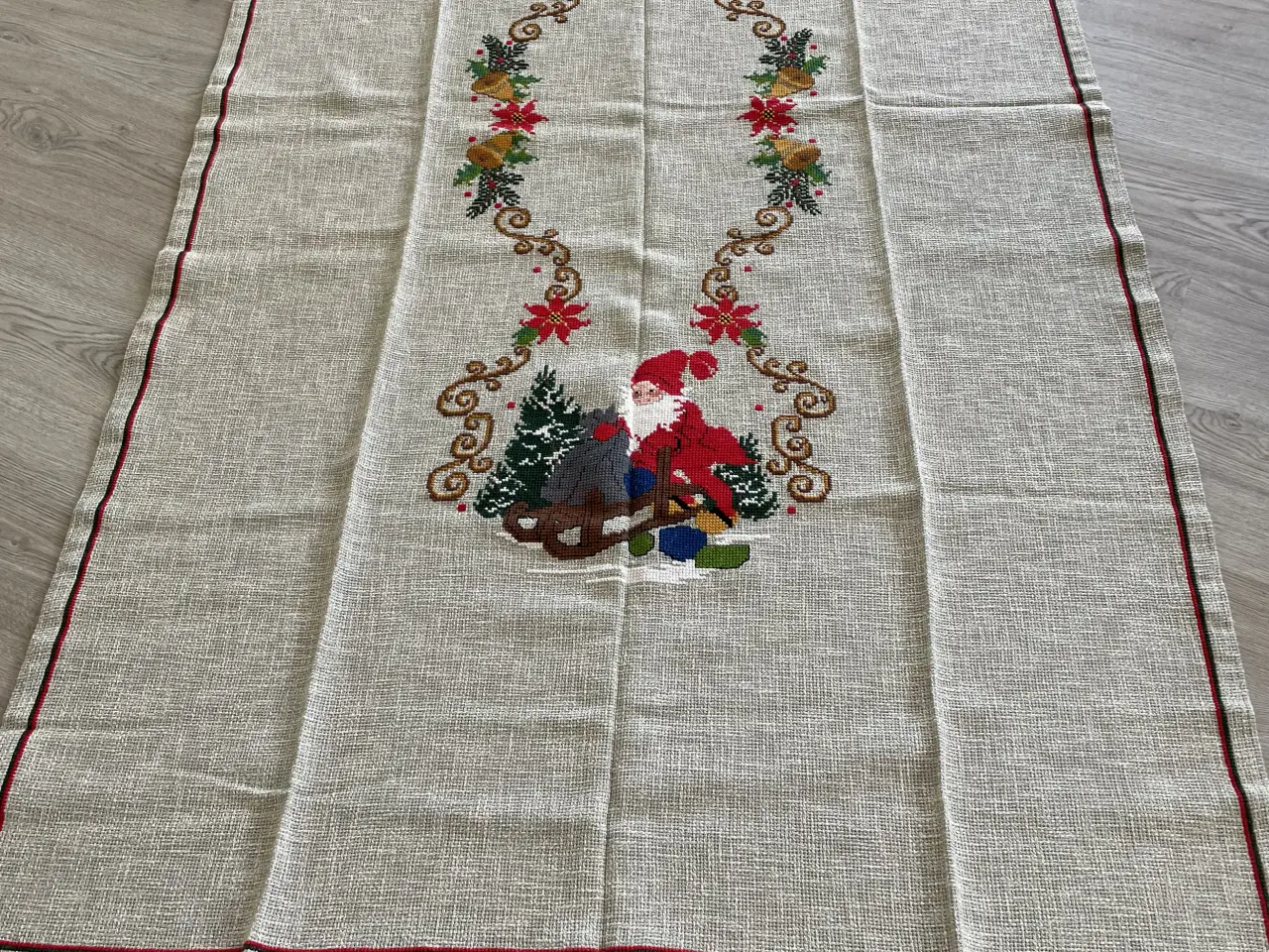 Billede 1 - Broderet juledug