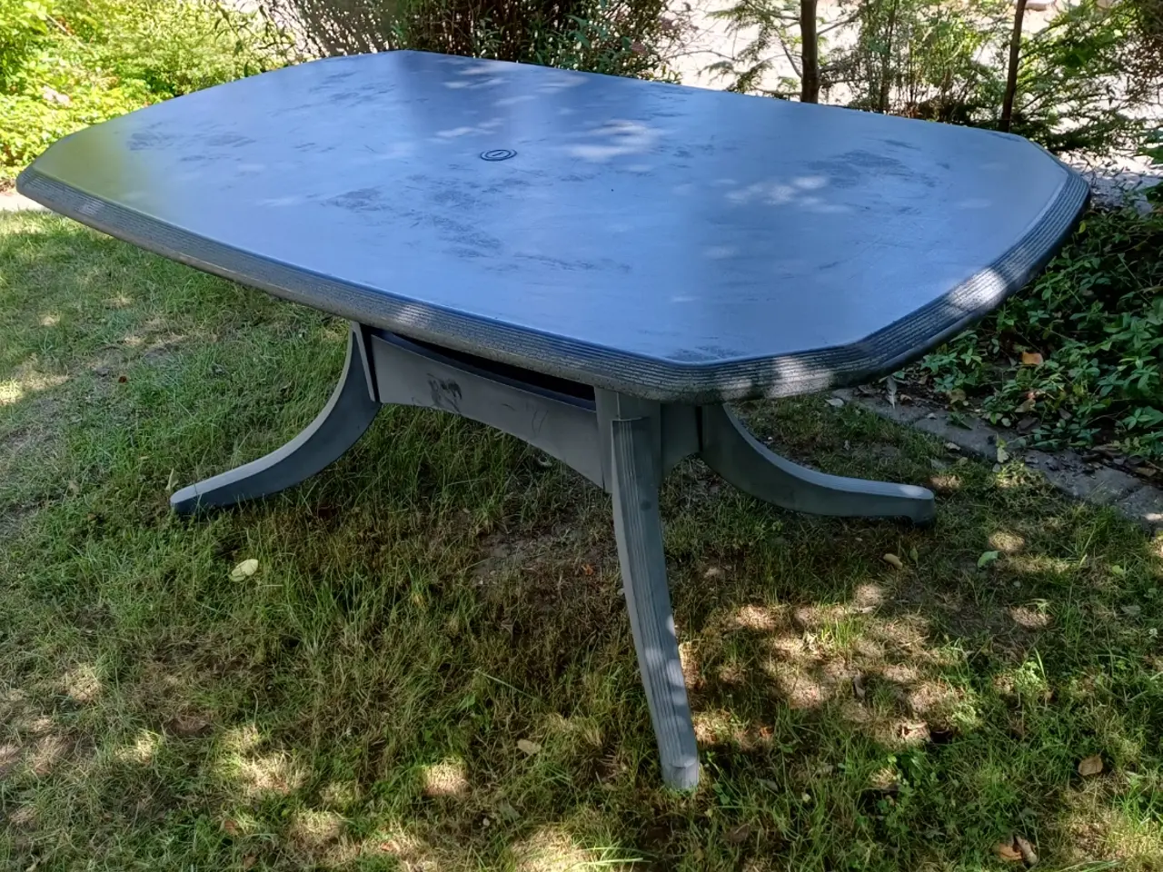 Billede 1 - Havebord antracitgråt med parasolhul mrk. Hartman