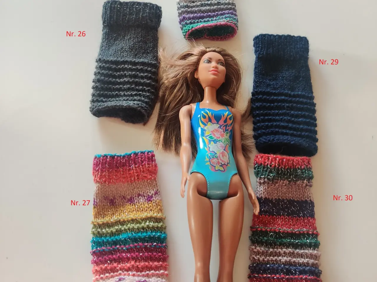 Billede 1 - Hjemmestrikkede Barbie kjoler. Flere farver