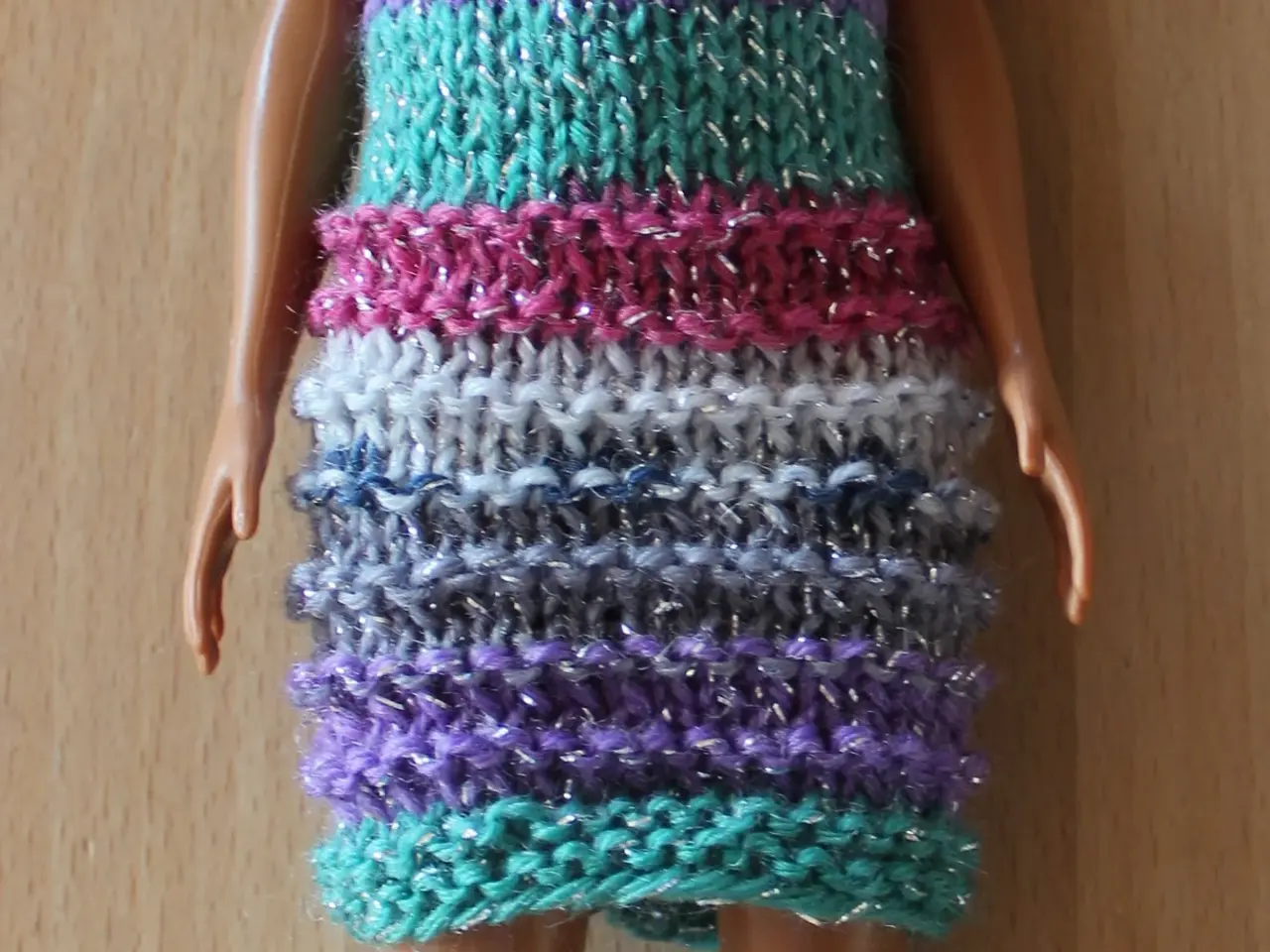 Billede 3 - Hjemmestrikkede Barbie kjoler. Flere farver
