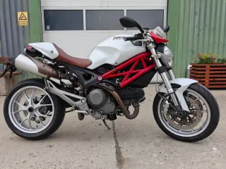 2010/11 Ducati Monster 1100S