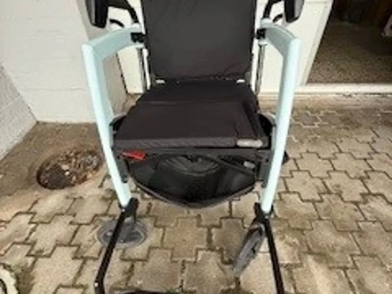 Billede 1 - Kombineret kørestol og rollator