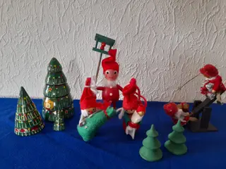 Retro nisser og juletræer.